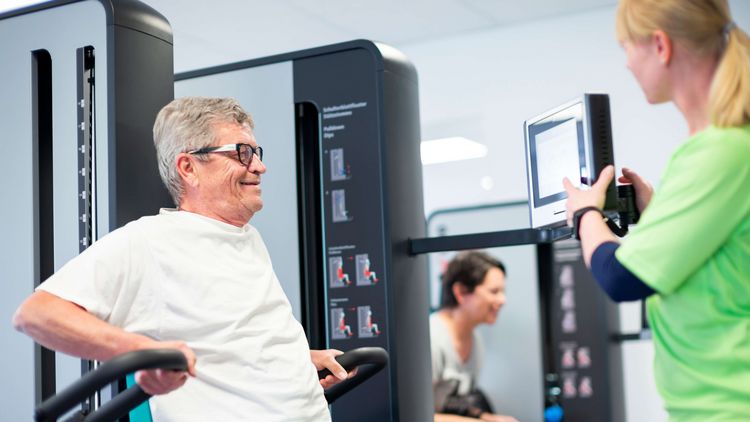 Pateint trainiert am Gerät in der Medizinschen Trainingstherapie