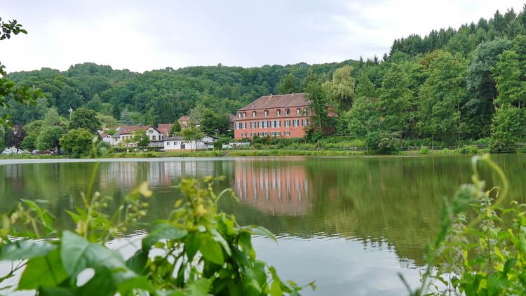 Würzbacher Weiher mit Schloss