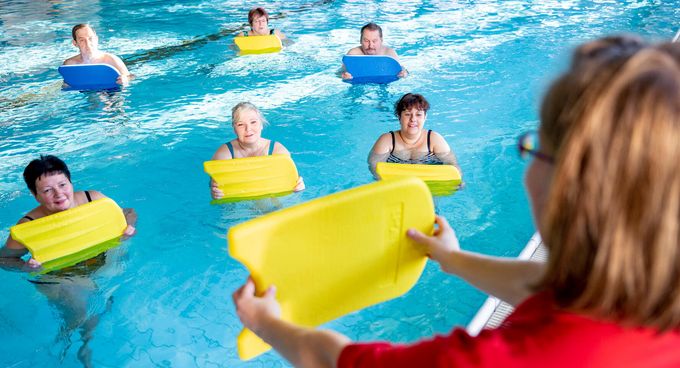 Patienten trainieren im Bewegungsbad 