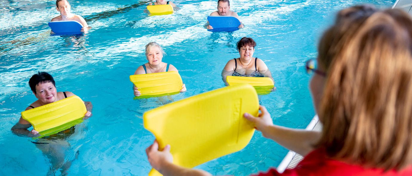 Patienten trainieren im Bewegungsbad 