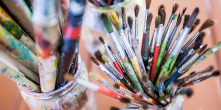 Bunte Pinsel in Becher für die Kunsttherapie