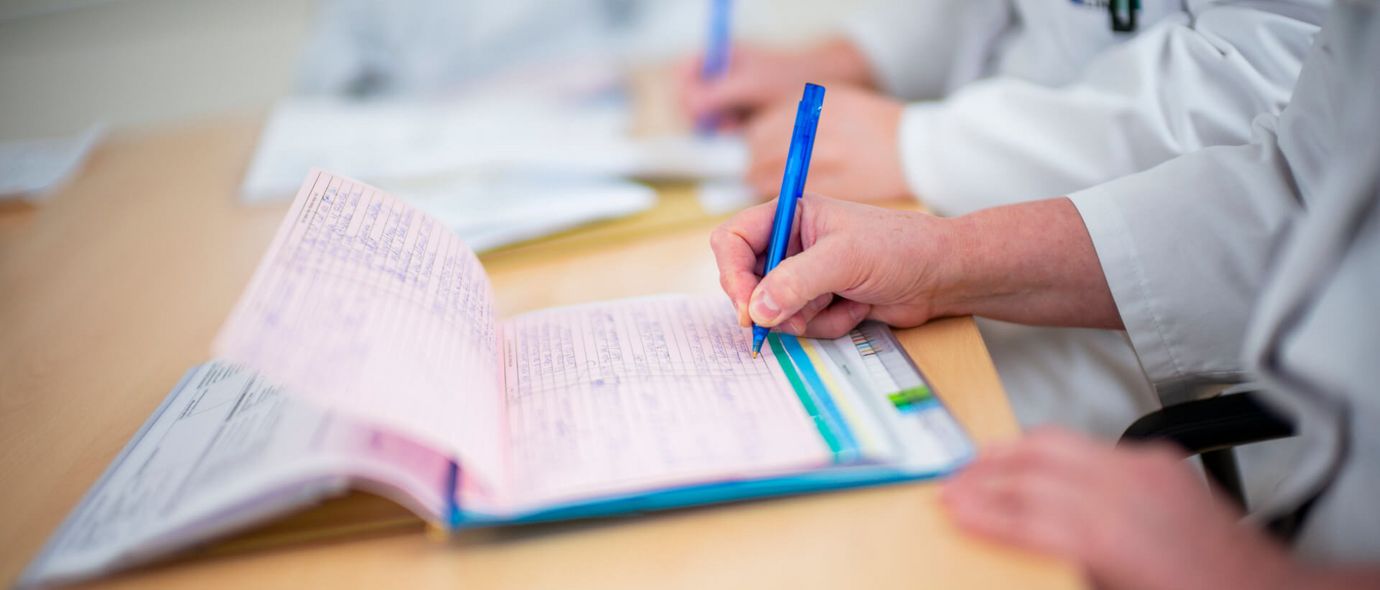 Ärzte schreiben in Patientenakte