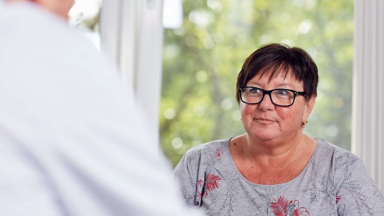 Arzt spricht mit Patientin