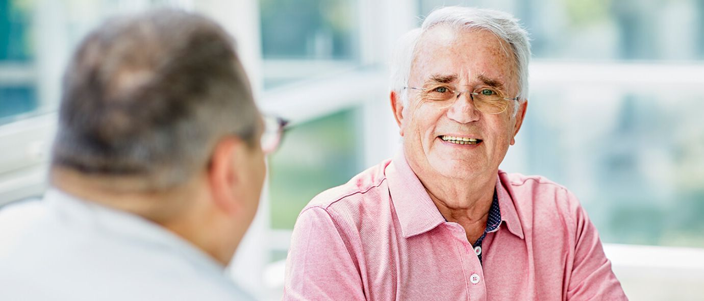 Arzt unterhält sich mit Patienten
