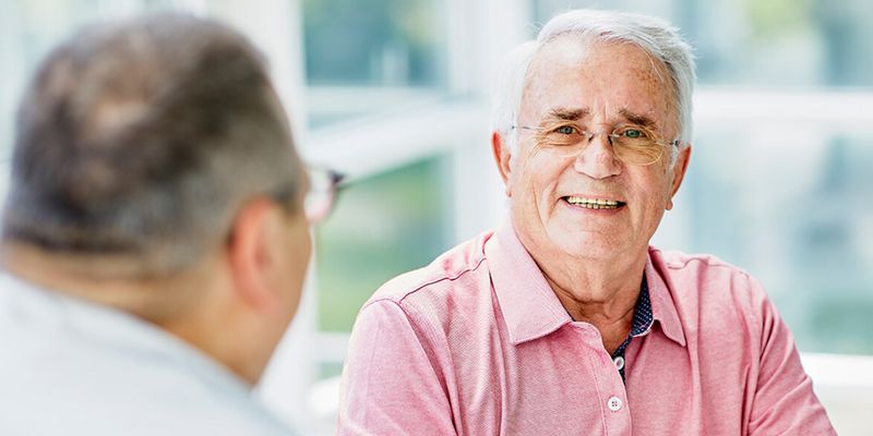 Arzt unterhält sich mit Patienten