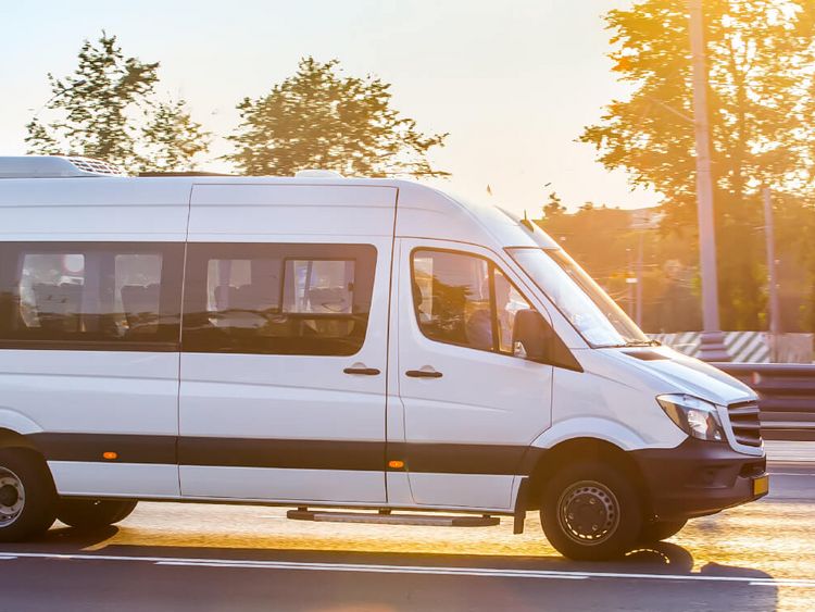 Weißer Kleinbus fährt auf der Straße