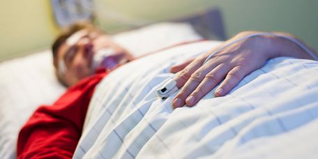 Schlafapnoe-Überwachung  Patient schläft im Schlaflabor