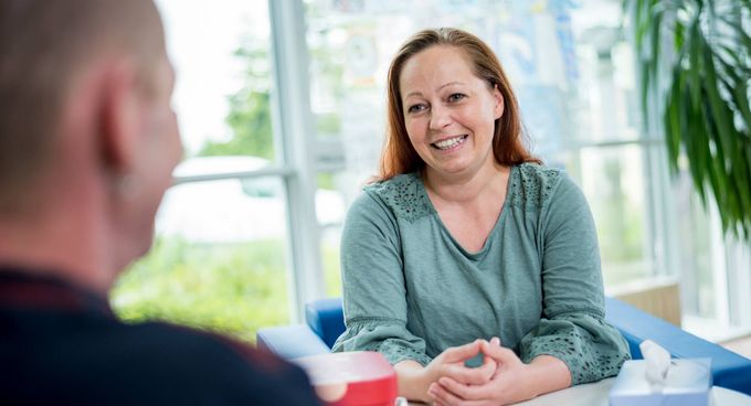 Therapeutin spricht mit Patientin