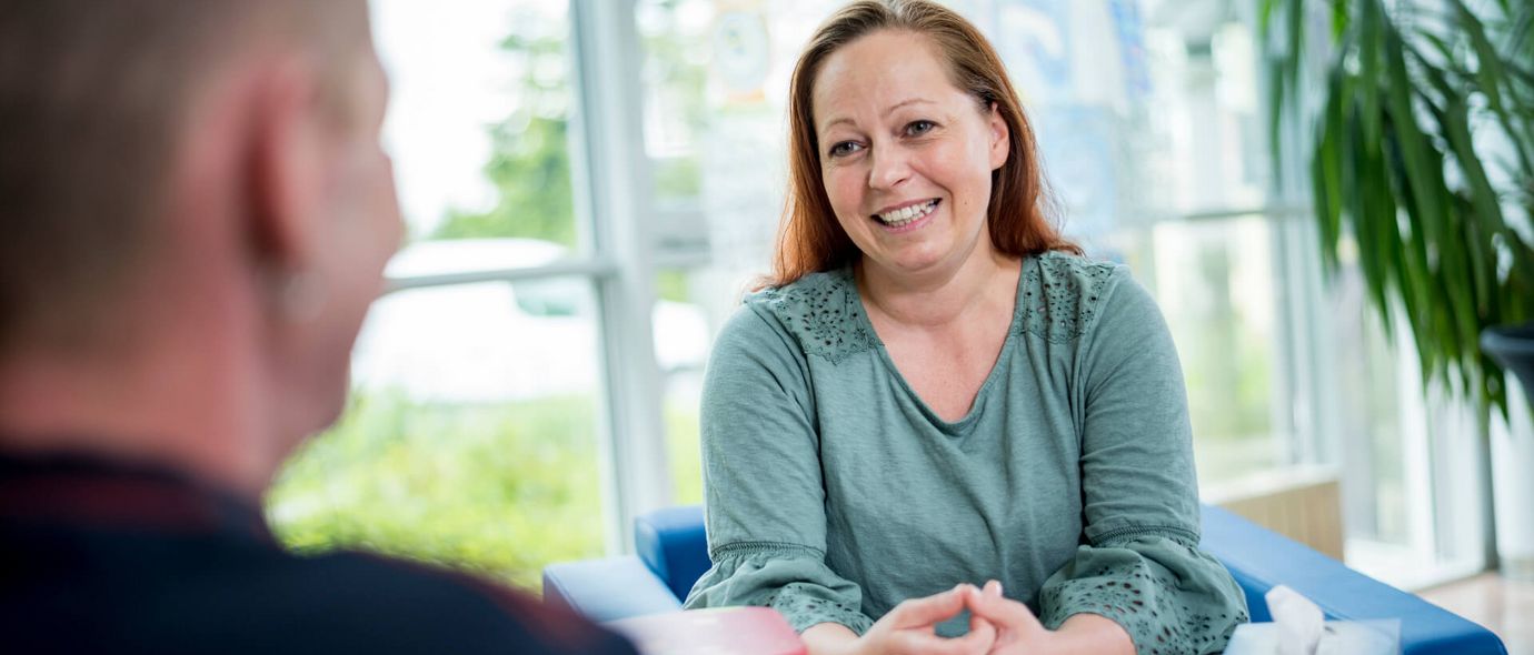 Therapeutin spricht mit Patientin
