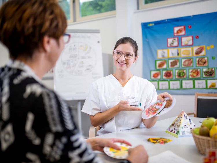 Ernährungsberaterin spricht mit Patientin über gesunde Lebensmittel