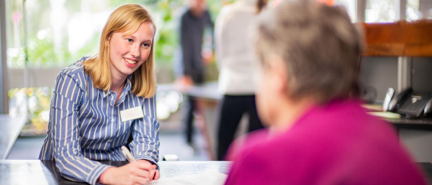 Sozialdienstmitarbeiterin spricht mit Patientin