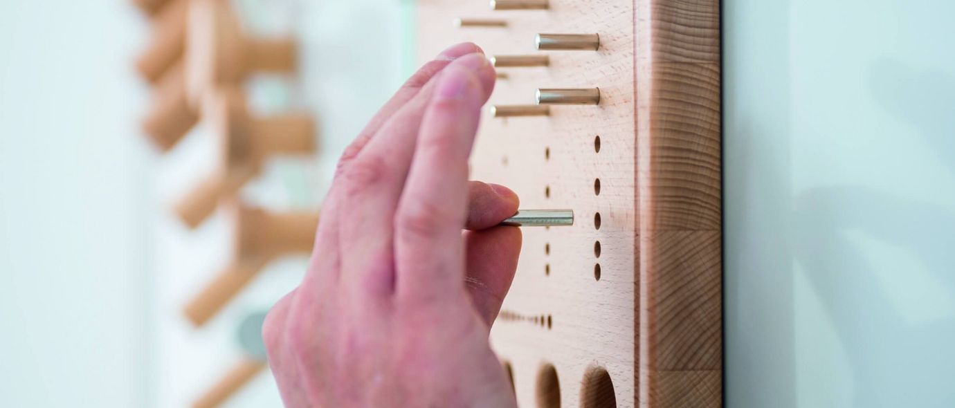 Patientien trainiert Fingerfertigkeit in der medizinisch-beruflich orienierten Rehabilitation