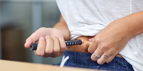 Diabetes Patientenschulung Patient spritzt Insulin in seine Bauchdecke