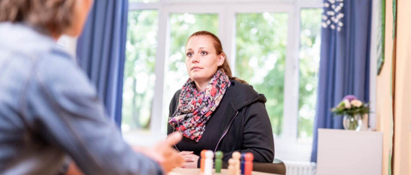 Therapeutin hört Patientin zu