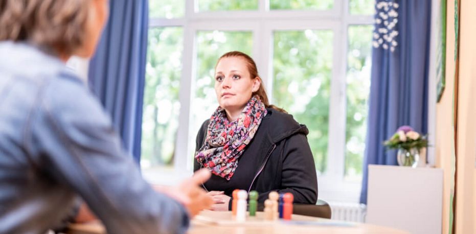 Therapeutin hört Patientin zu