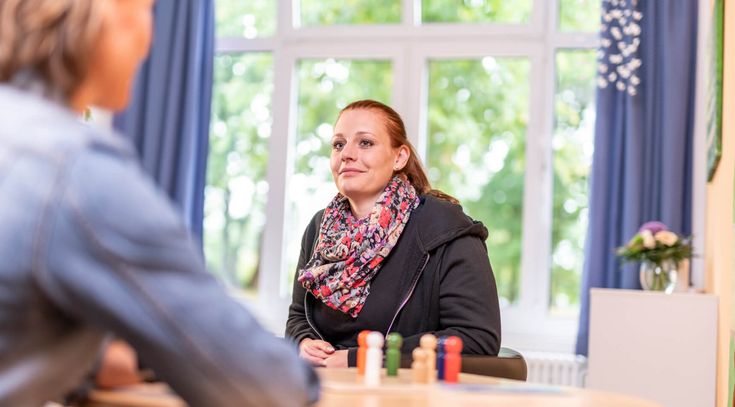 Therapeutin hört Patientin zu