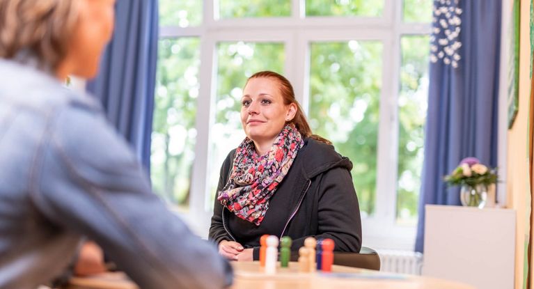 Therapeutin hört Patientin zu