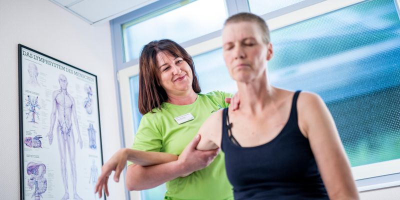 Therapeutin unterstützt Patientin bei der Therapie
