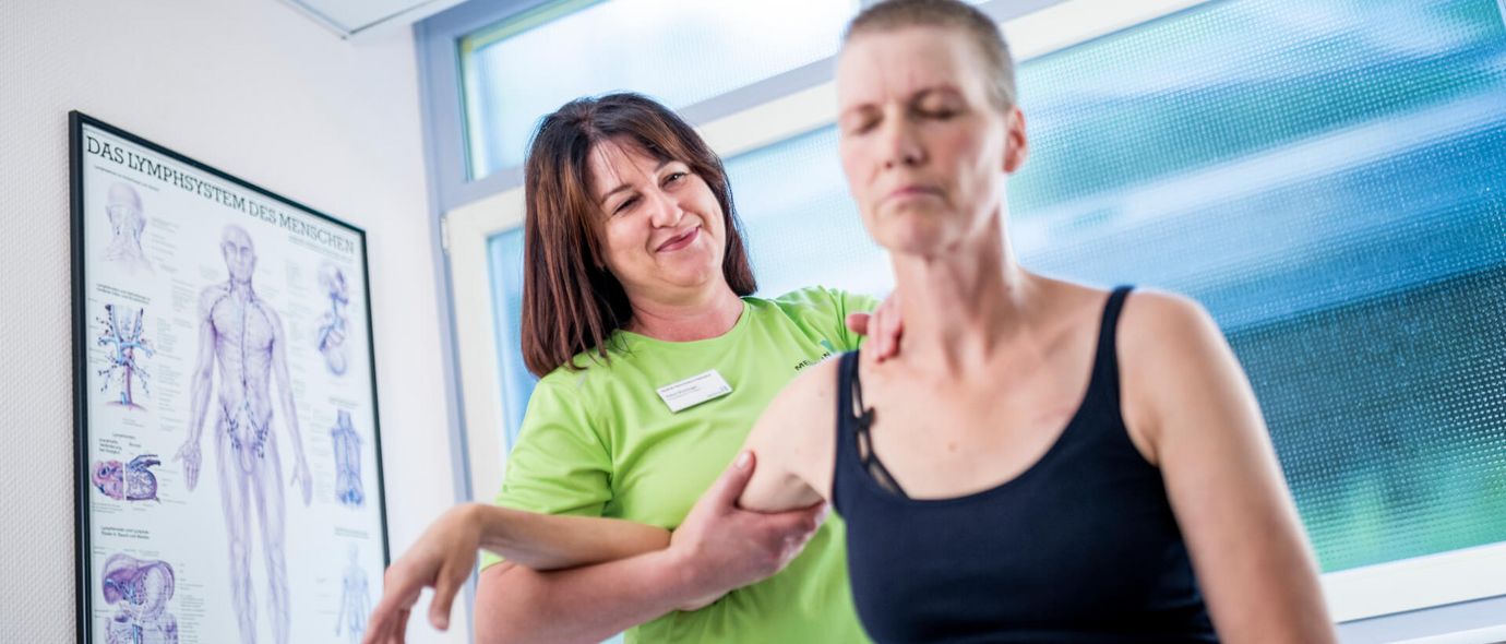 Therapeutin unterstützt Patientin bei der Therapie
