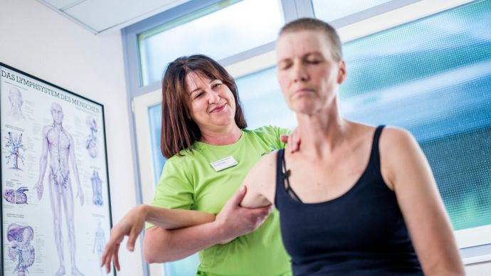 Therapeutin unterstützt Patientin bei der Therapie