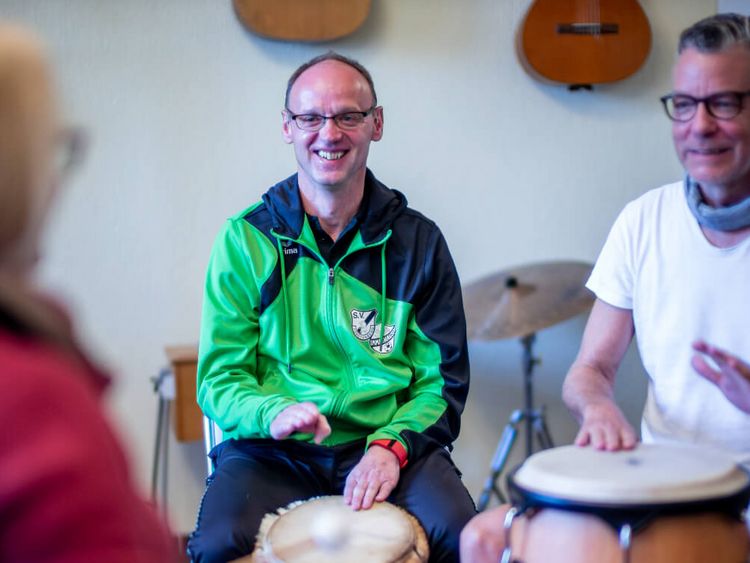 Patienten trommeln in der Musiktherapie