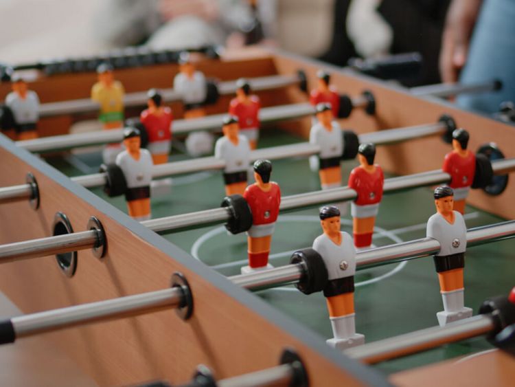 Junge Menschen spielen Tischkicker