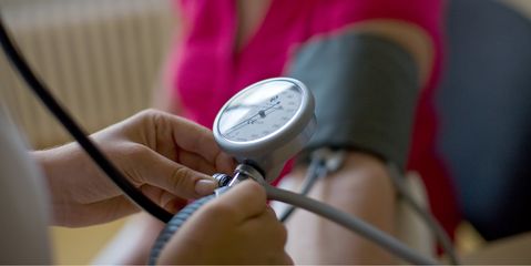 Blutdruckmessung  Pflegekraft misst Blutdruck