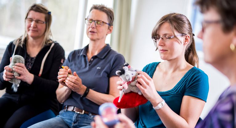 Patienten erfühlen Stoffe in der Gruppe