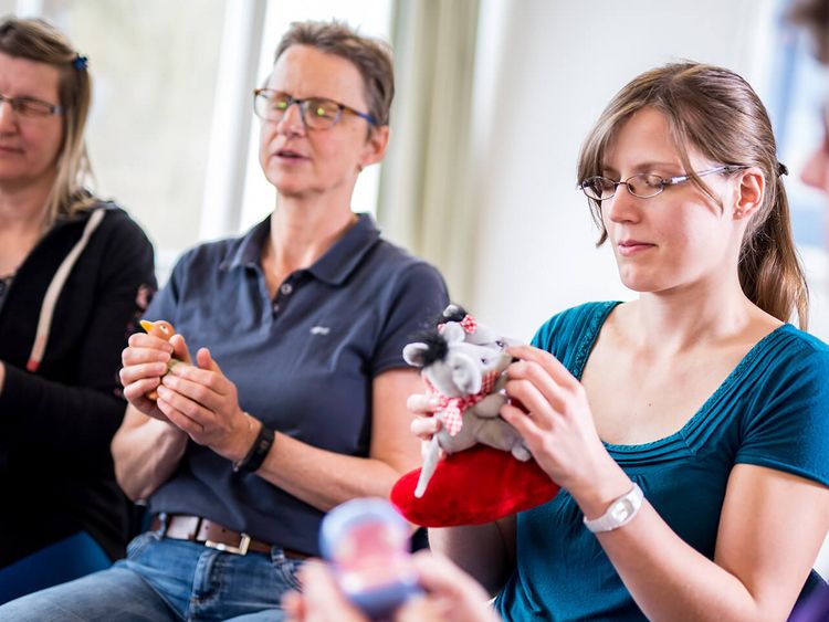 Patienten erfühlen Stoffe in der Gruppe