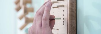 Patientien trainiert Fingerfertigkeit in der medizinisch-beruflich orienierten Rehabilitation
