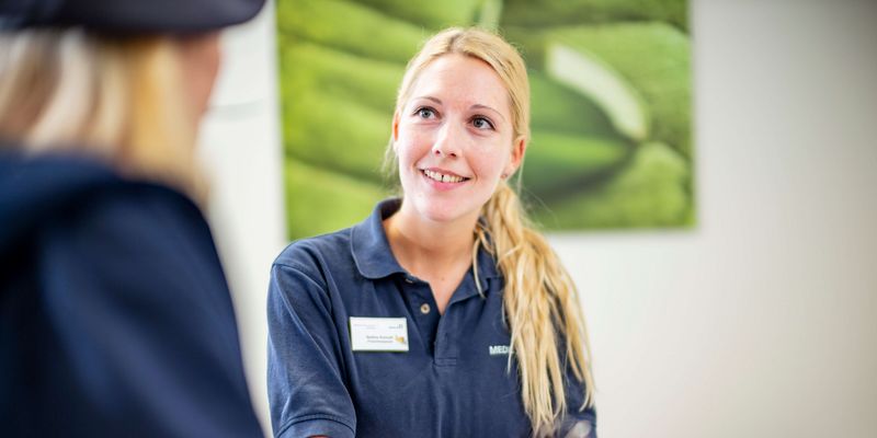 Sozialdienstmitarbeiterin spricht mit Patientin