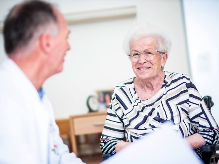 Arzt spricht mit Patientin in der Orthopädie