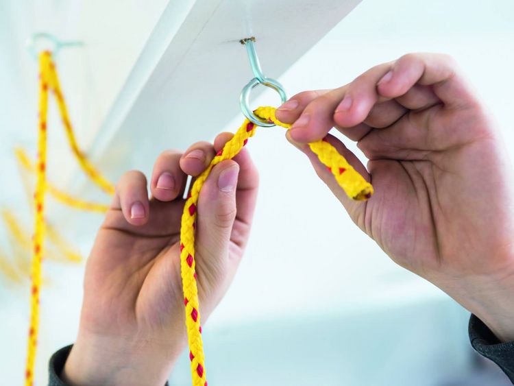 Patientien trainiert Fingerfertigkeit in der medizinisch-beruflich orienierten Rehabilitation