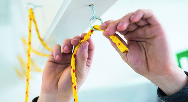 Patientien trainiert Fingerfertigkeit in der medizinisch-beruflich orienierten Rehabilitation