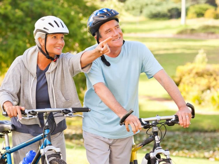 Ältere Paar auf Mountainbikes