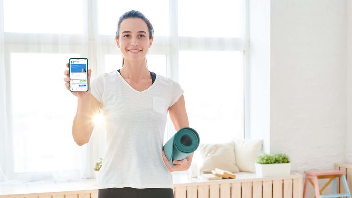 Eine Frau hält ein Handy in der Hand