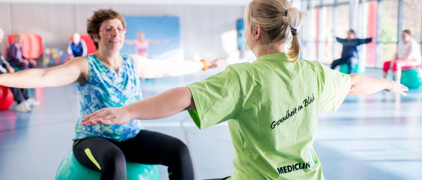 Therapeutin motiviert Patienten in der Sporttherapie