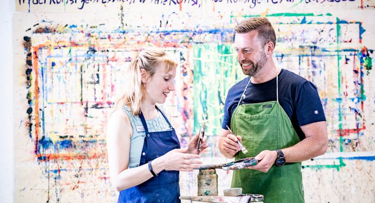 Patient und Therapeutin bei der Kunsttherapie 